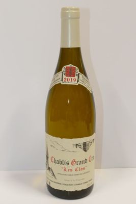 une bouteille de vin posée sur une table