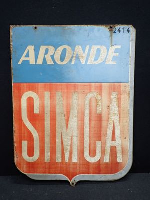 une pancarte portant l'inscription « Simca » sur un fond noir