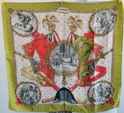 un gros plan sur une écharpe verte ornée d'une couronne