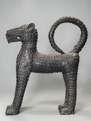 sculpture représentant un chien, réalisée à partir de petits morceaux de métal