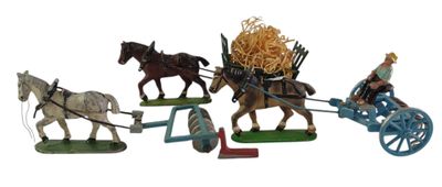 plusieurs figurines représentant des chevaux tirant une charrette chargée de foin
