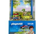 un gros plan sur une vitrine Playmobil contenant une voiture et des figurines