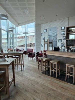 1 ensemble de mobilier en bois naturel comprenant: