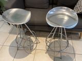 deux tabourets en métal posés sur un sol carrelé