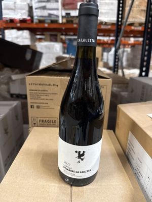 une bouteille de vin posée sur une caisse dans un entrepôt