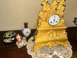 une horloge en or posée sur une table en bois