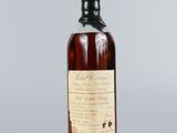 une bouteille de whisky avec une étiquette dessus