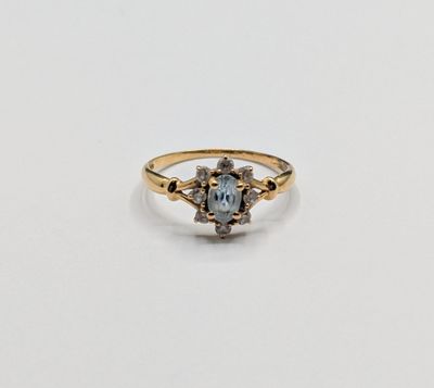 Gros plan sur une bague en or ornée d'une topaze bleue