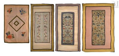 quatre morceaux de tissu brodé accrochés au mur