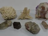 plusieurs types de roches et de cristaux sur une surface blanche