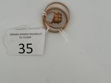 une bague en or sur laquelle est gravé un lion