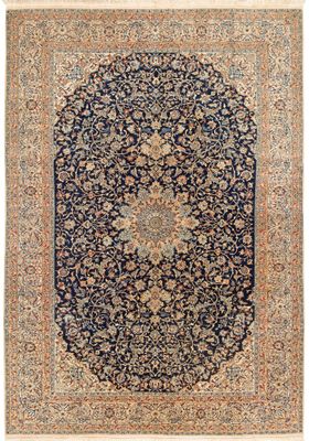 un tapis bleu et beige orné d'un motif en médaillon