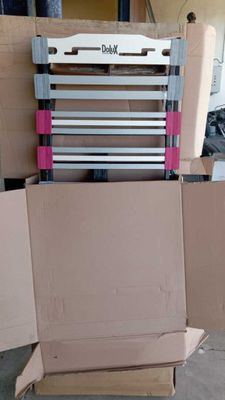 une boîte en carton contenant une chaise