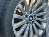 une voiture dont un pneu se trouve sur le bord de la route