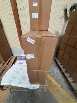 une pile de boîtes sur une palette dans un entrepôt