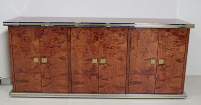 une grande armoire en bois à trois portes, avec un socle en métal