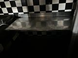 un mur à carreaux noirs et blancs dans une cuisine