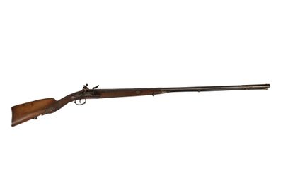 un fusil avec un canon en bois sur fond blanc