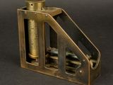 une machine ancienne plaquée laiton, surmontée d'un cylindre