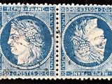 deux timbres bleus et blancs sur lesquels figurent deux visages de femmes