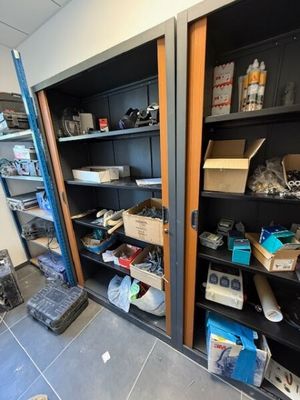 une pièce remplie de nombreux cartons et de boîtes sur les étagères