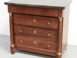 une petite commode en bois avec un plateau en marbre