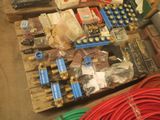 de nombreux types de tuyaux et de raccords disposés sur une palette