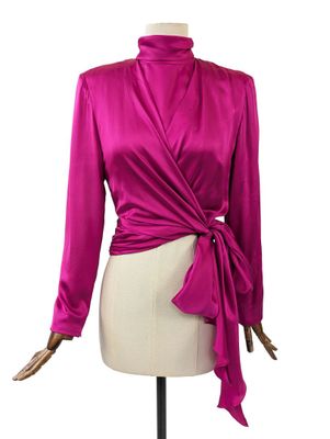 un gros plan sur le torse d'un mannequin portant un haut rose