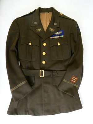 uniforme porté par un officier de l'armée américaine sur fond blanc