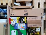 une pile de cartons empilés les uns sur les autres par terre