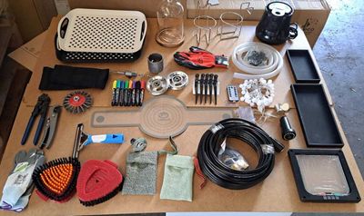 une table sur laquelle se trouvent de nombreux objets