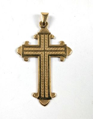 gros plan d'une croix en or sur fond blanc