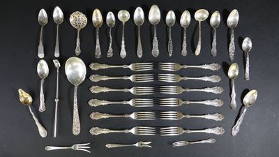 de nombreuses cuillères et des cuillères à soupe disposées sur une table