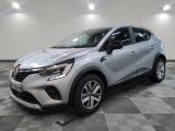 Le nouveau SUV Renault C-HR est garé dans un showroom.