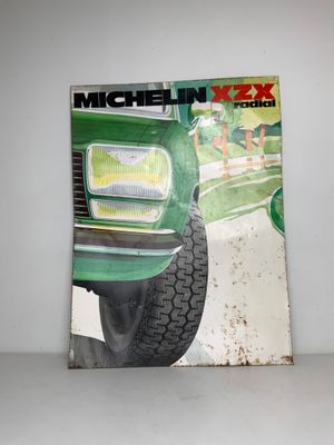 un gros plan sur un magazine sur lequel figure une voiture verte