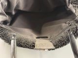une photo d'un sac à main avec une poignée en fourrure