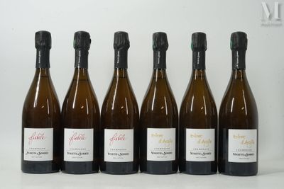 six bouteilles de vin sont alignées sur une table