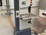 une machine posée sur le sol d'une pièce