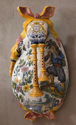un vase orné d'un oiseau, accroché au mur