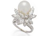 une bague en perles de culture et diamants