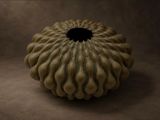 un vase percé d'un trou noir sur fond marron