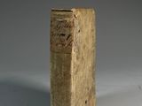 un vieux livre écrit posé sur une table