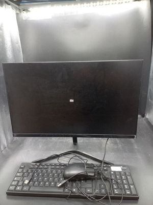 un écran d'ordinateur et un clavier posés sur un bureau