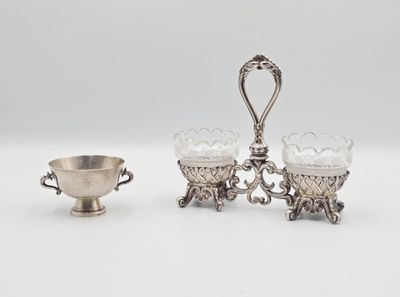 deux plats en métal argenté et une coupe en argent posés sur un plateau blanc