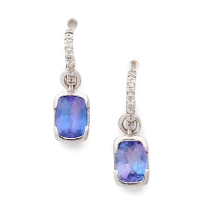 une photo d'une paire de boucles d'oreilles ornées d'une pierre bleue et de diamants