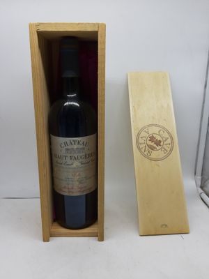 une image représentant une bouteille de vin dans un coffret en bois