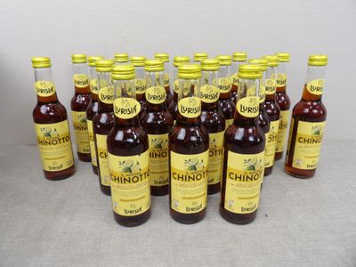 plusieurs bouteilles de vin sont alignées sur une table