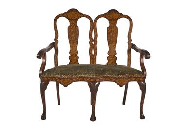 une photo d'un banc en bois dont l'assise est recouverte d'un tissu à motifs