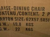une boîte en carton portant une étiquette indiquant « Chaise de salle à manger Chase – Contenu : 2 pièces – Dimensions de la boîte : 6 x 7,5 x 5,5 cm »