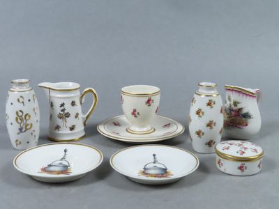un ensemble d'assiettes et de tasses en porcelaine posées sur une table